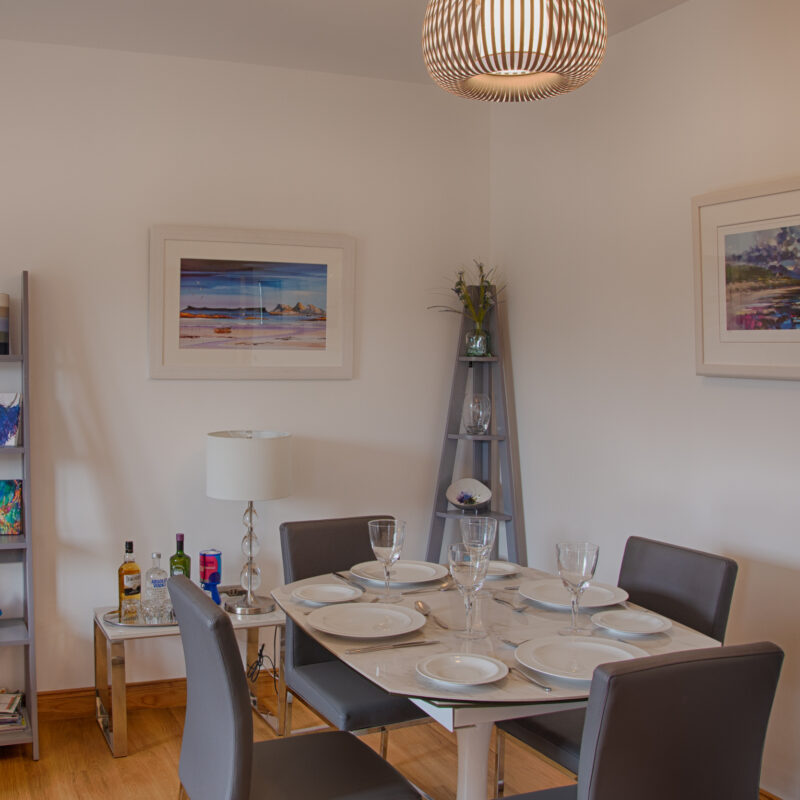 Apt 21 dining