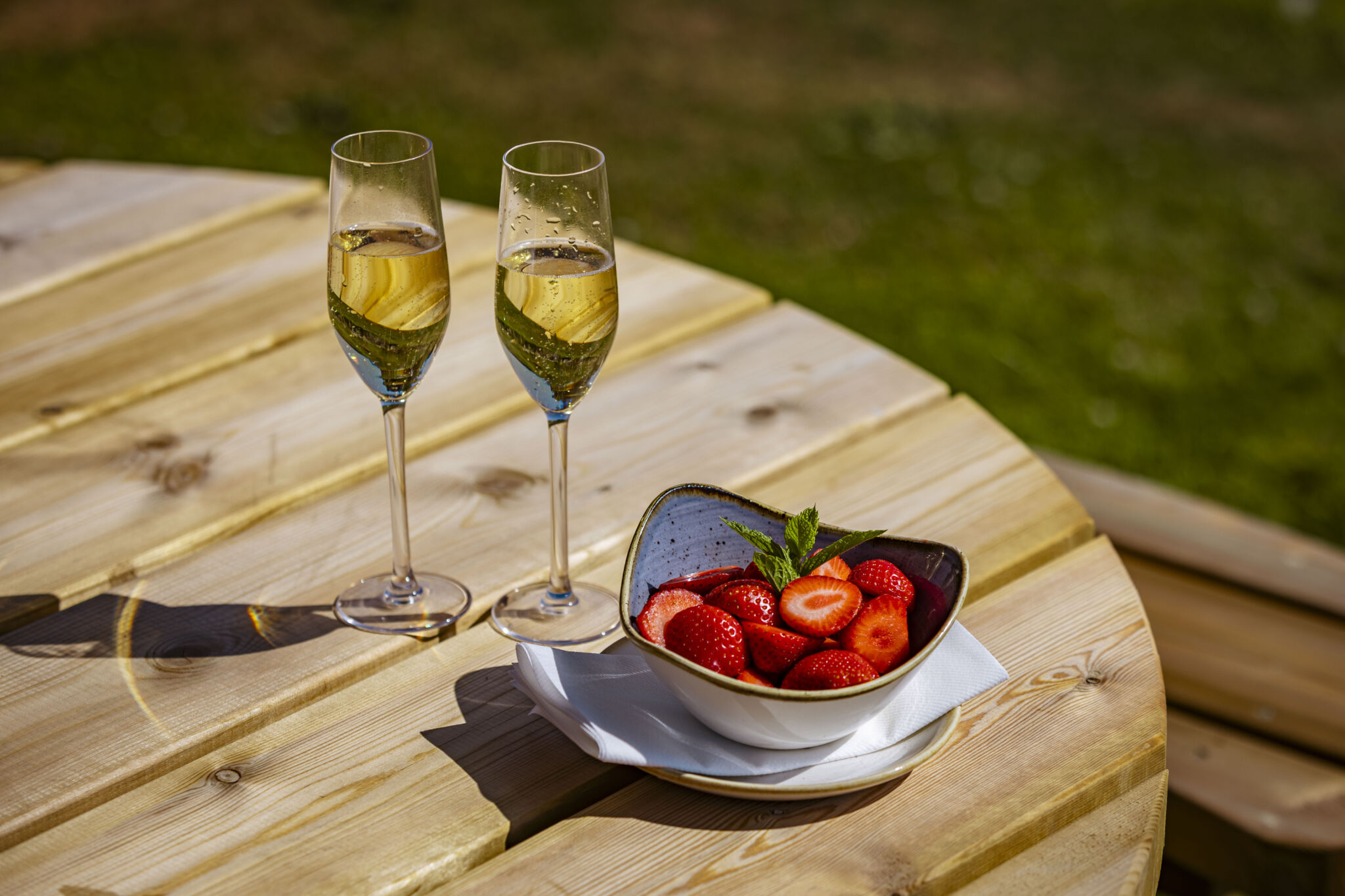 RGD champagne and strawberry alfresco 3 E8 A0106